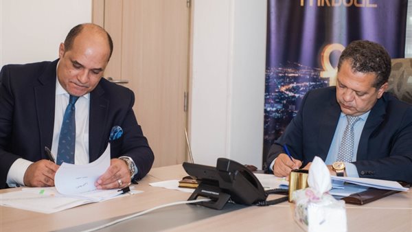 توقيع عقد بين شركة