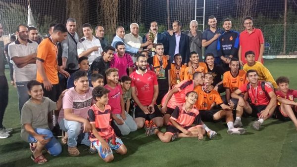 فريق أبومتنا مع الكأس