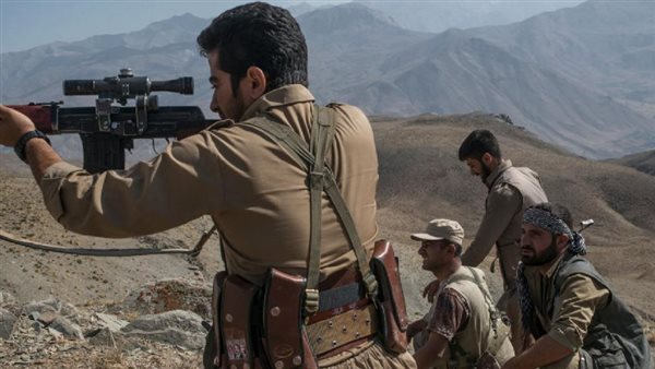 مقاتلون أكراد بين