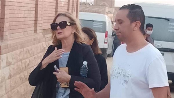 يسرا من جنازة هشام