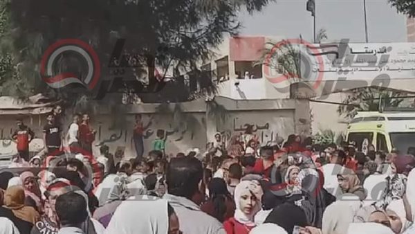 تجمهر الاهالي امام