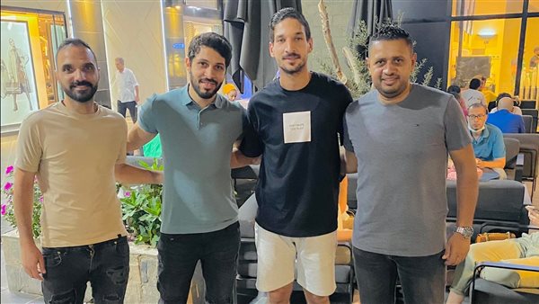 عمر عماد مع مسؤلي