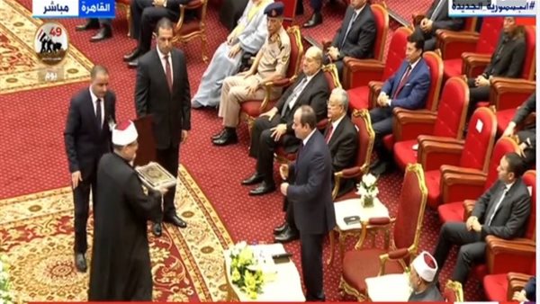 وزير الأوقاف يهدى