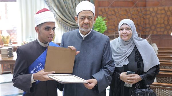 شيخ الأزهر يكرم أوائل
