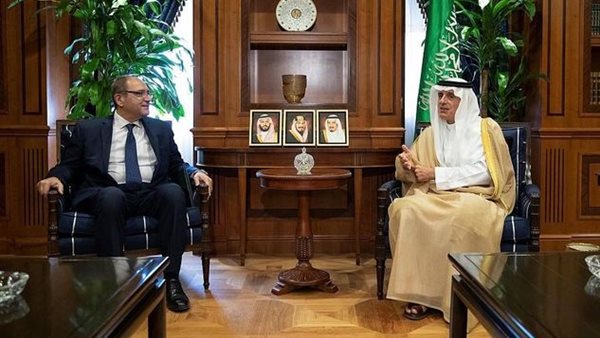 وزير الخارجية مع