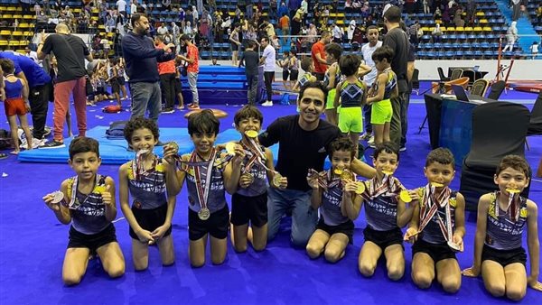 أنس محمود و7 لاعبين