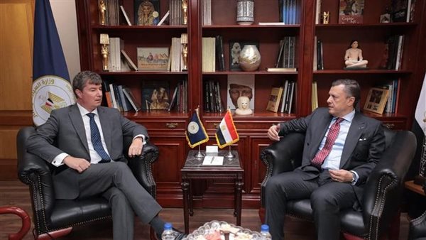 وزير الاثار والسياحة