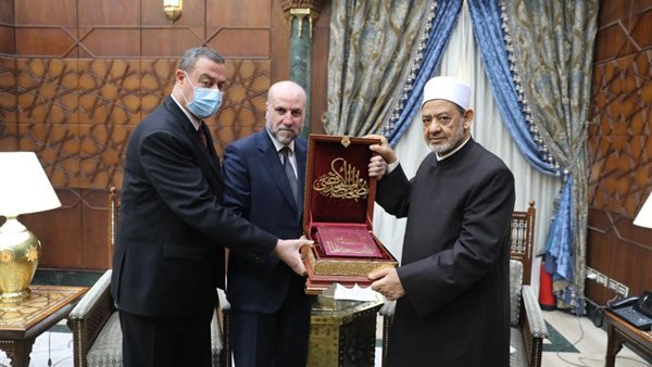 شيخ الأزهر يتسلمنسخة
