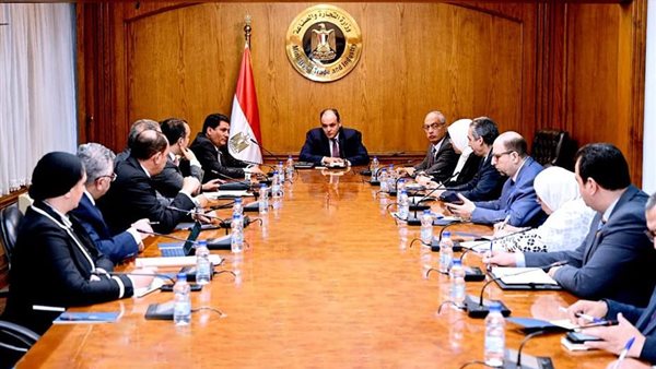 وزير الصناعة مع أعضاء