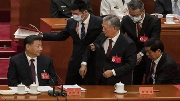 لحظة طرد رئيس الصيني