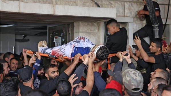 مشيعون يحملون جثمان