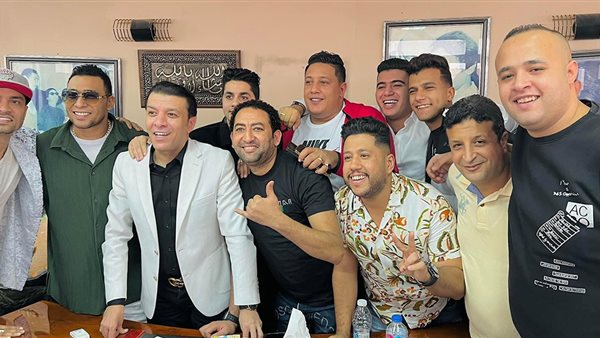 مصطفى كامل مع مطربي