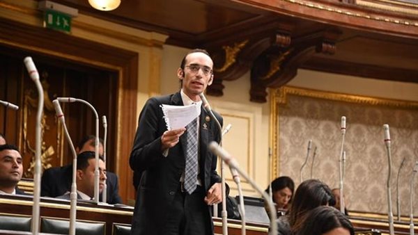 النائب محمد عبد العزيز