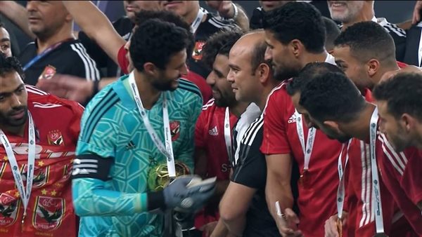  مؤمن زكريا مع لاعبي