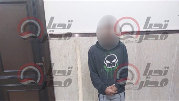 شخص ينقب علي الاثار