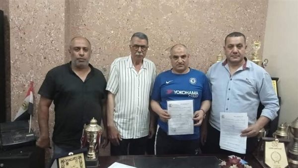 مشير حنفي مع مسؤلي