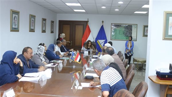 محافظ دمياط مع المواطنين