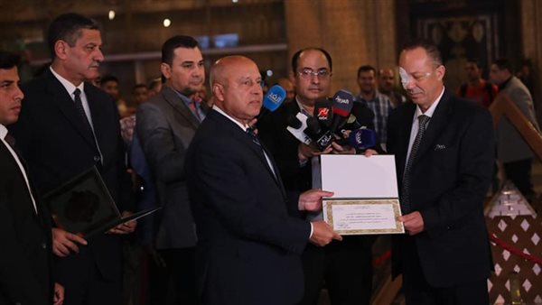 وزير النقل يكرم قائد