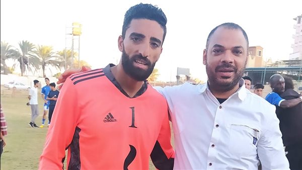 حسام حسن مع أحد المشجعين