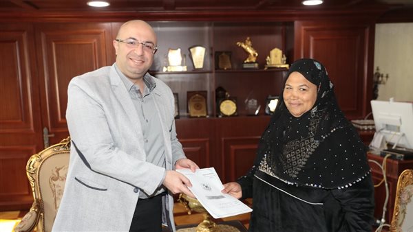 محافظ بني سويف وسيدة