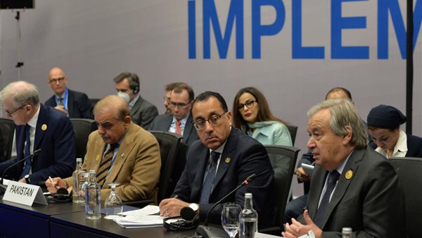 مائدة مستديرة بقمة