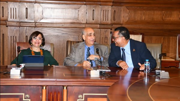  لجنة التعليم والاتصالات