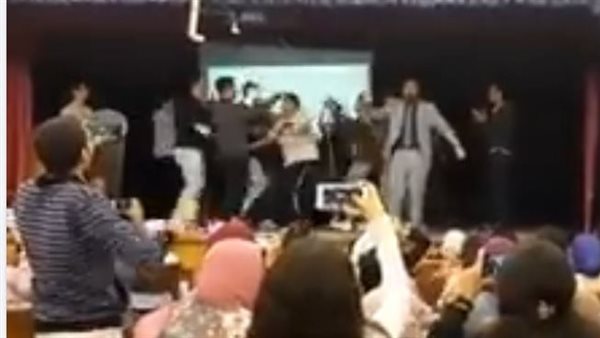 معلم يرقص أثناء الشرح