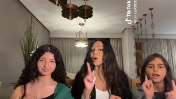 هيفاء وهبي وأحفادها