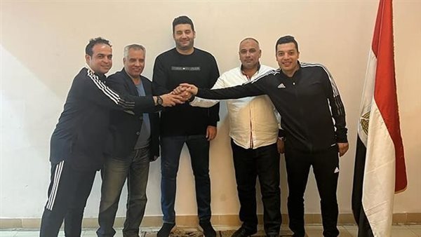 أمير عزمي مع مسؤلي