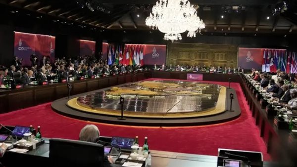 جانب من اجتماع مجموعة