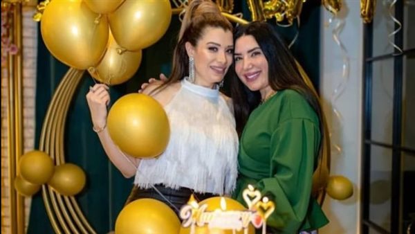 عبير صبري وشقيقتها