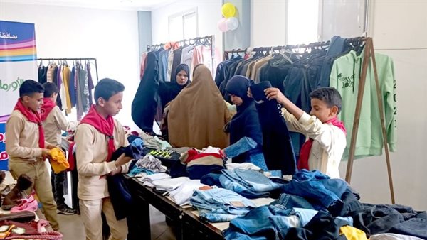 توزيع الملابس الجديدة