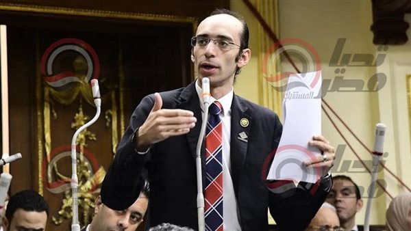 النائب محمد عبد العزيز