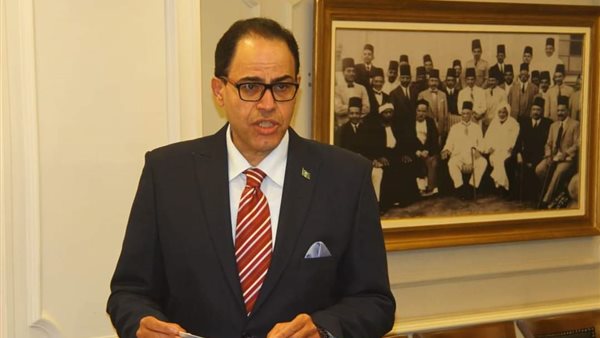 الكاتب الصحفي شريف