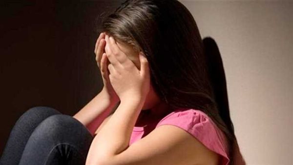 أب يعذب ابنته