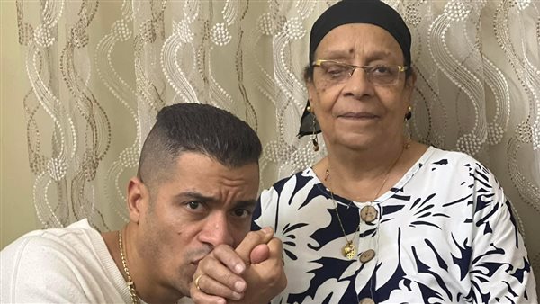 حسن شاكوش ووالدته