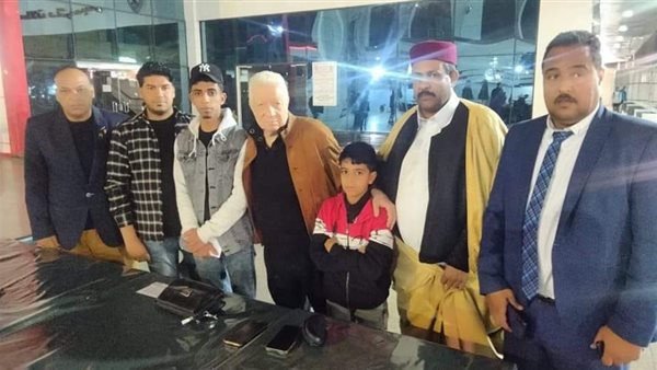 مرتضي مع أسرة لاعب