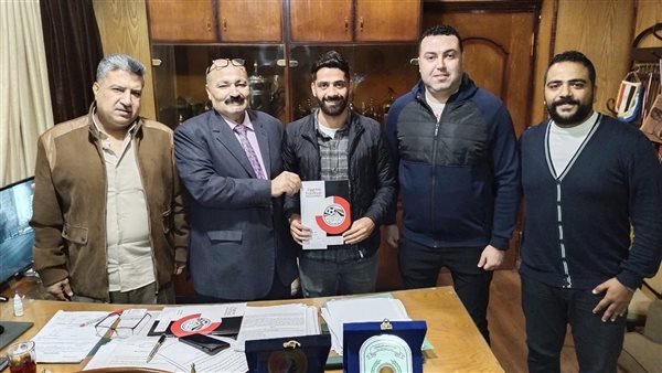 فيصل مع مسؤلي الشرقية