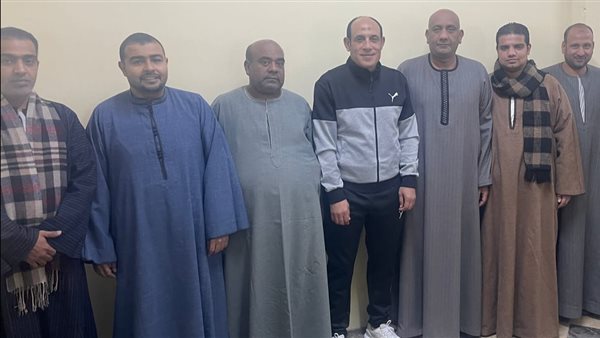 الساحر مع مسؤلي إسنا