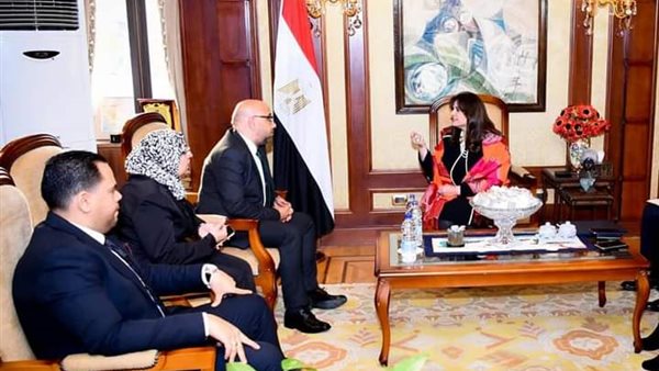 وزيرة الهجرة 