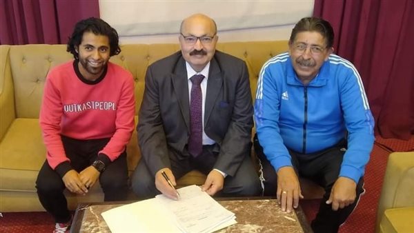 عصام عادل مع مسؤلي