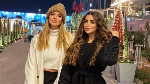 إيمان العاصي وشقيقتها