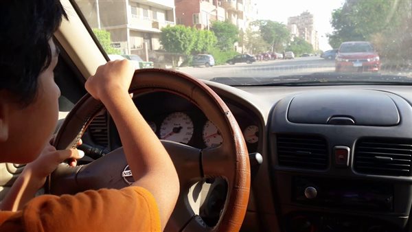 قيادة طفل سيارة -