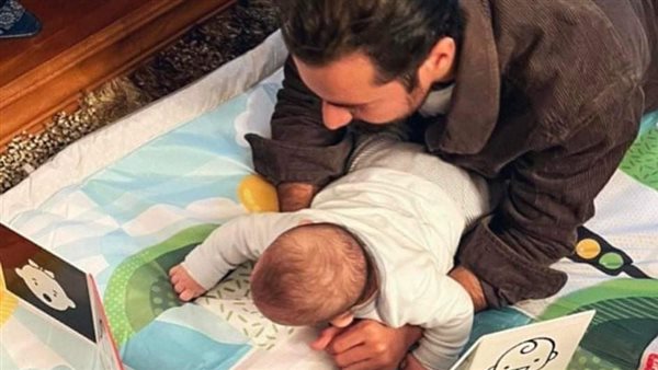 أحمد حاتم وطفله 