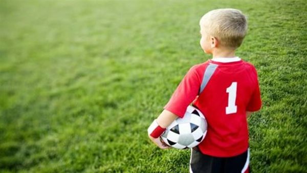 طفل مع كرة قدم