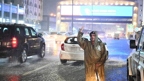 رجل مرور ينظم حركة