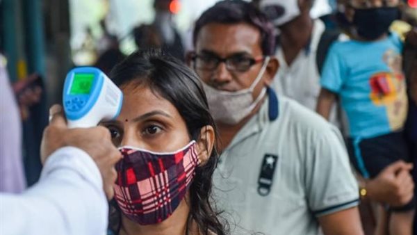 لقطة لفحص المسافرين