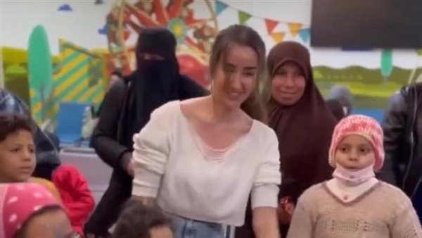 هنا الزاهد مع أطفال