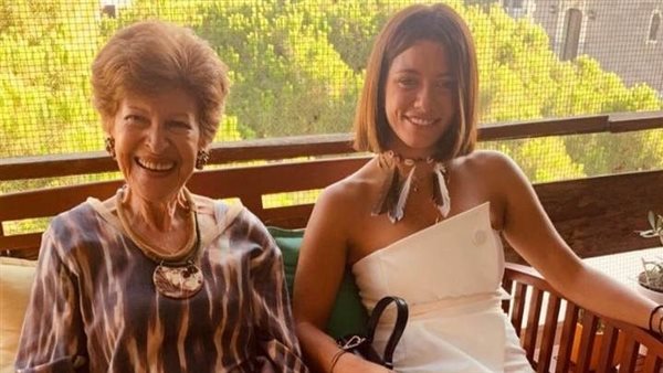 سينيا خليفة وجدتها