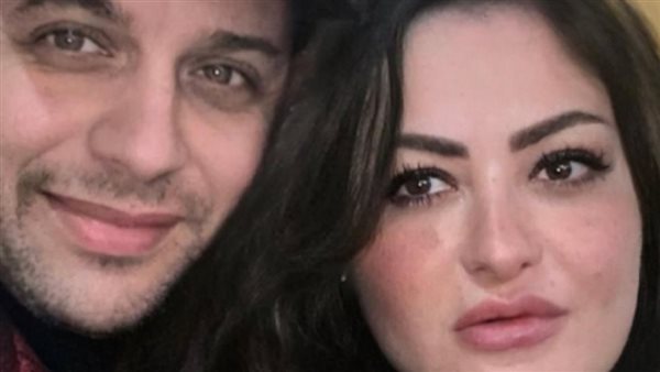 النجم مصطفى قمر وزوجته